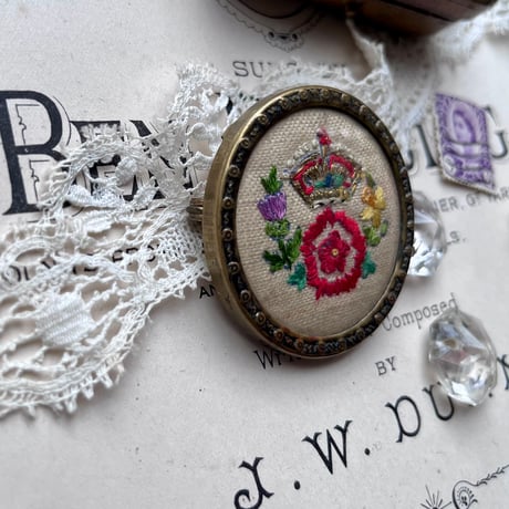 ●r-33/1936年 手刺繍 戴冠記念のブローチ