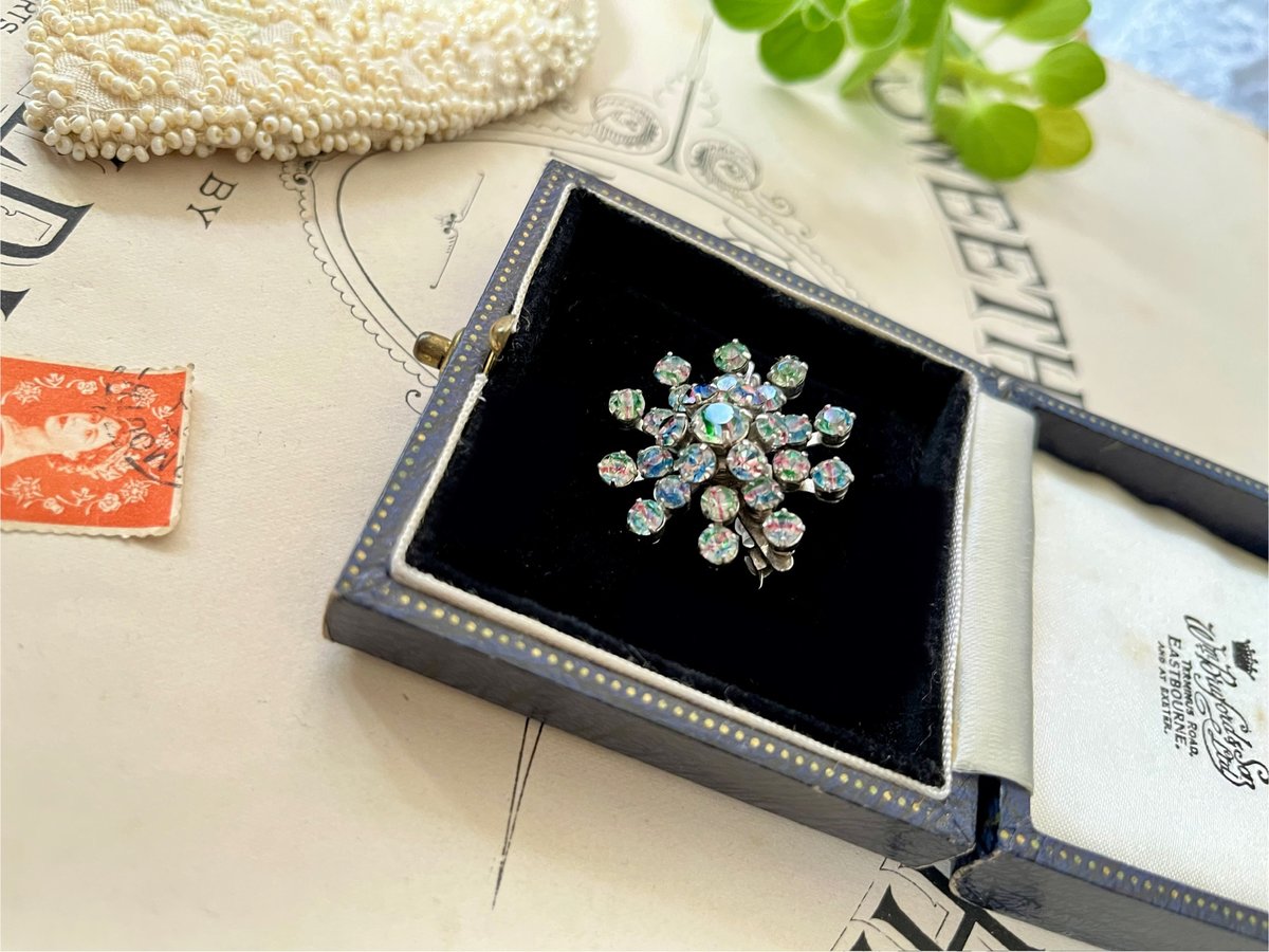 英国ヴィンテージ アイリスガラスのオーバルブローチ アイリスガラスの一粒ブローチ イギリスヴィンテージ | IgnAPoat