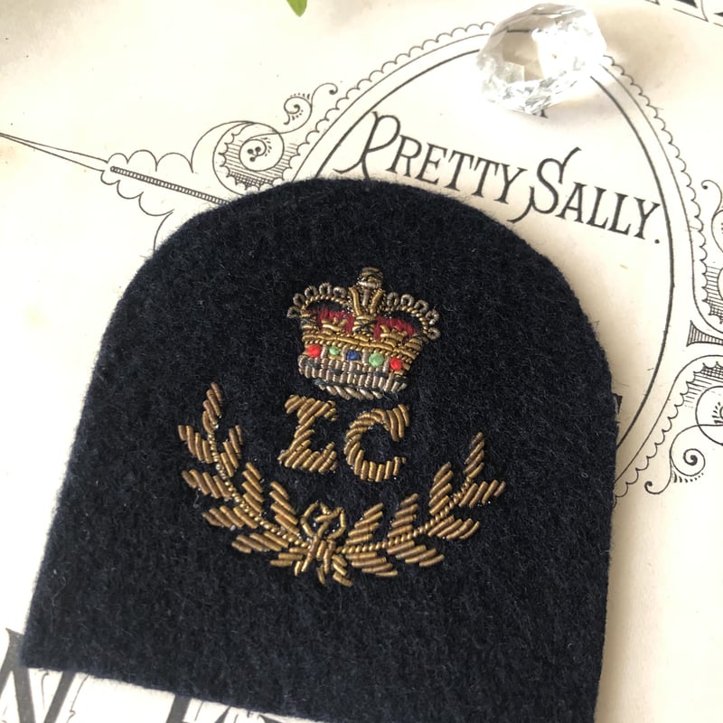 イギリス ヴィンテージ メタル製 小さなプレート リボン＆月桂樹 ペントレイ 月桂樹の葉型小皿 | iichi 日々の暮らしを心地よくする