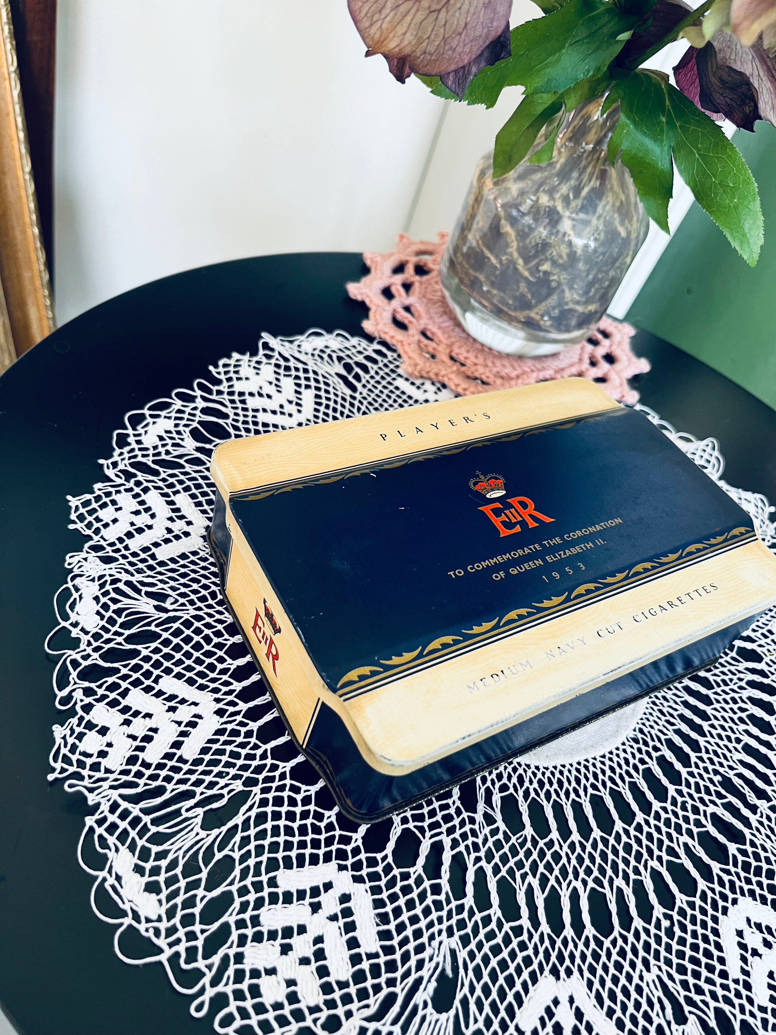 ○r-49/1953年 エリザベス女王戴冠記念 内箱付きシガレット缶 | PISKEY