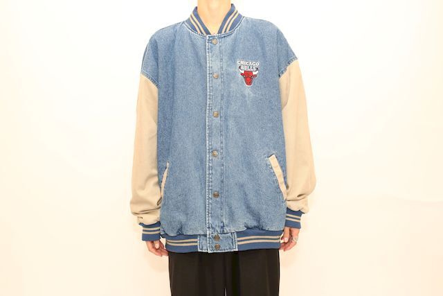 シカゴ・ブルズ デニムスタジャン Chicago Bulls | Blue シカゴ・ブルズ デニムスタジャン Chicago Bulls | Blue