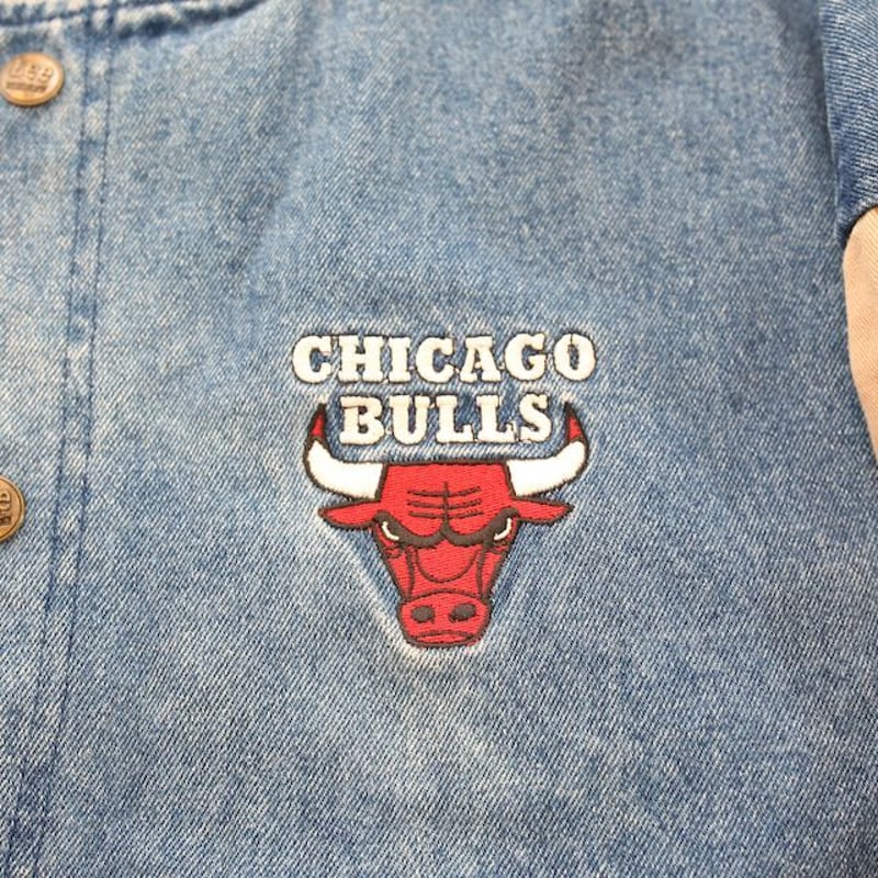 シカゴ・ブルズ デニムスタジャン Chicago Bulls | Blue 