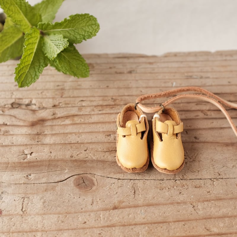 ミニチュア靴ネックレス Tストラップ -yellow - / Cacica (カチカ) | C