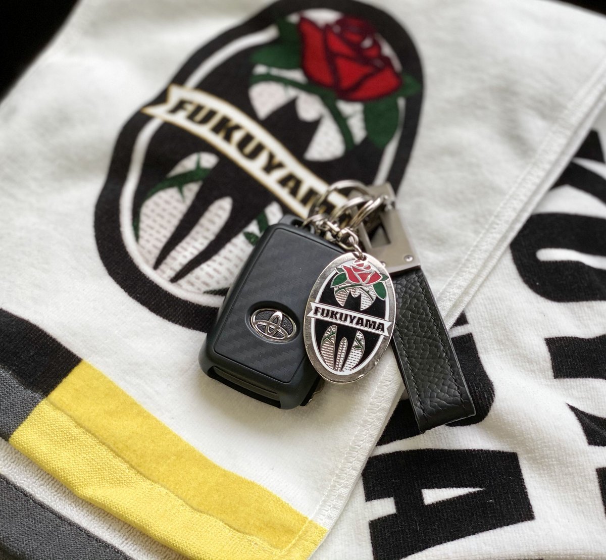 【匿名配送】プレミアムデッキホルダー フェイスロゴ エンブレムキーホルダー | 福山シティFC / オンラインショップ