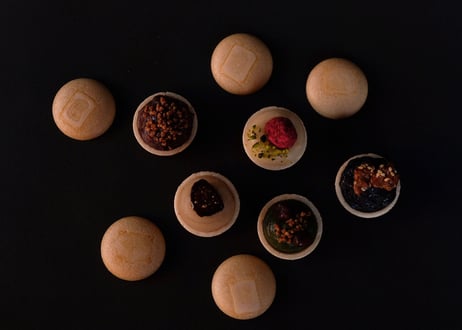 モナカ1箱 （8個入）【抹茶餡、大納言、炒り玄米】