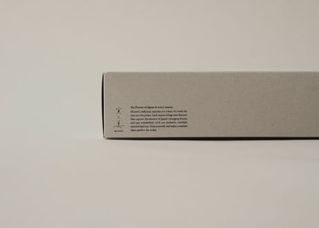 モナカ1箱 （8個入）【黒ごま餡、胡桃のキャラメリゼ】