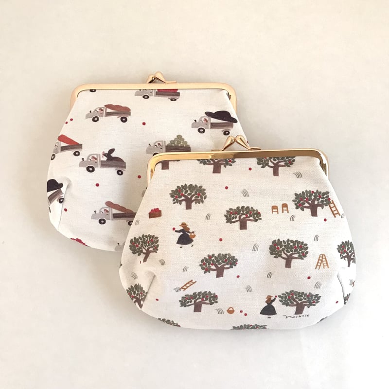 cozyca products 帆布がま口コスメポーチ＜りんご畑＞ | ネクタイ