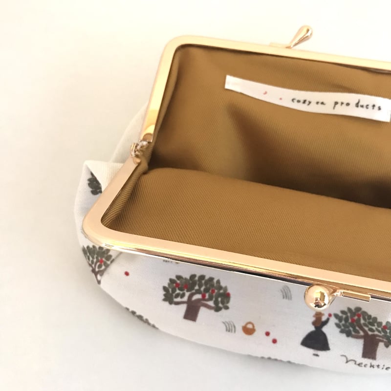 cozyca products 帆布がま口コスメポーチ＜りんご畑＞ | ネクタイ