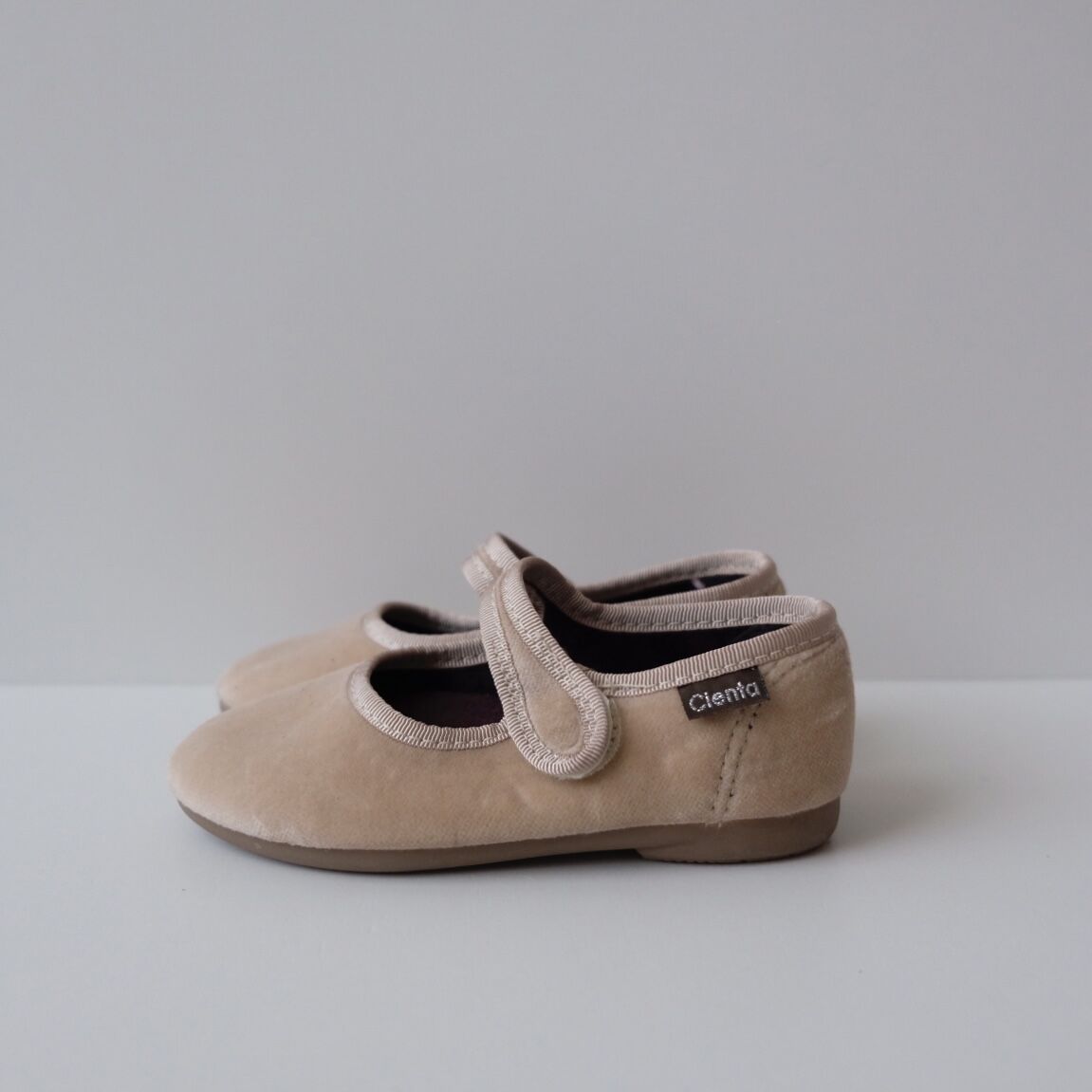 31(19cm)ラスト1点 Cienta VELOUR VELCRO ONE STRAP BA