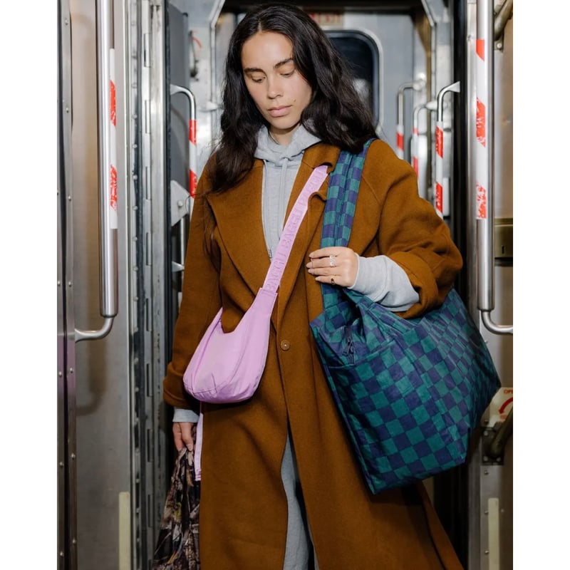 BAGGU スモールナイロンクレセントバッグ ピオニー Baggu Small Nylon Crescent Bag - Peony