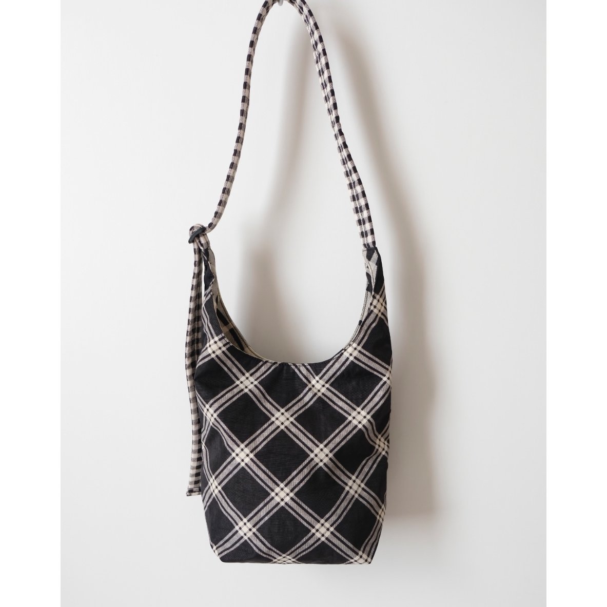 BAGGU バラ柄　スモールナイロンスリング BAGGU バラ柄 スモールナイロンスリング NYLON SHOULDER BAG