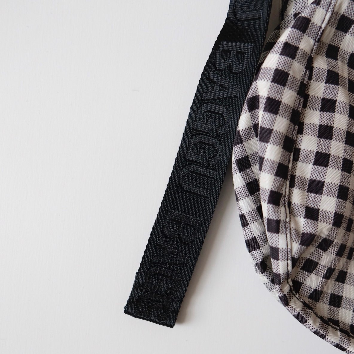 BAGGU スモール ナイロン クレッセントバッグ　ブラック BAGGU Small Nylon Crescent Bag Black & White Gi