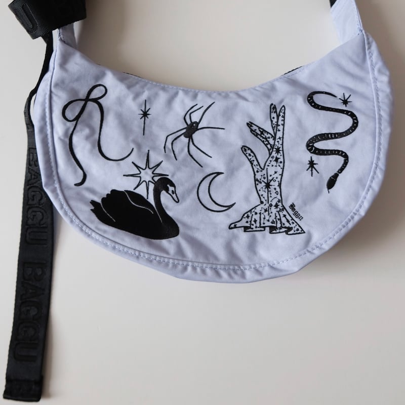 ラスト1点 BAGGU Small Nylon Crescent Bag Embroidere