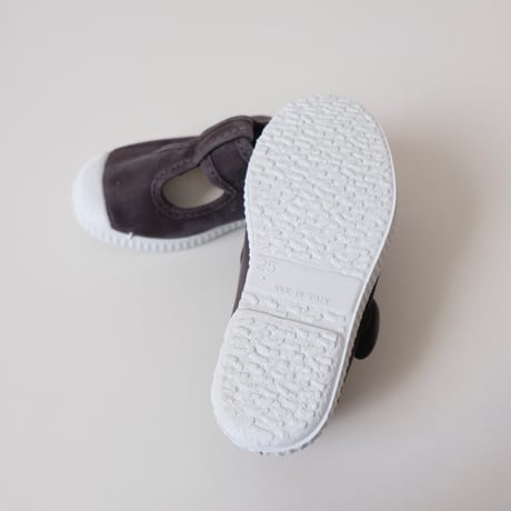 21(12.5cm)ラスト1点 Cienta T STRAP SHOES black/ムラ染め 77