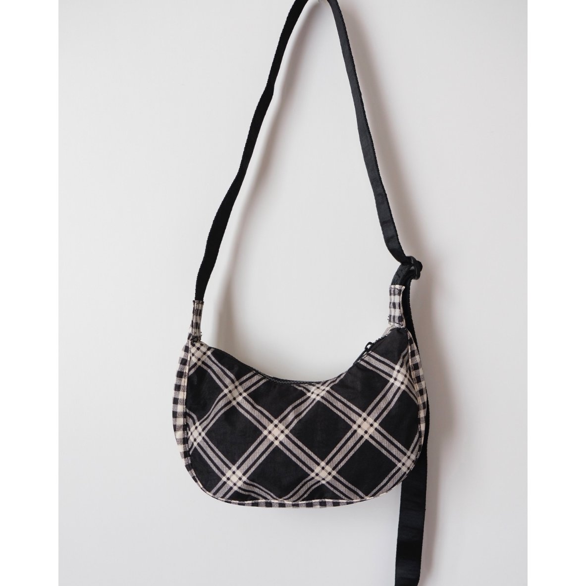 BAGGU スモール ナイロン クレッセントバッグ　ブラック BAGGU Small Nylon Crescent Bag Mixed Plaid | UN