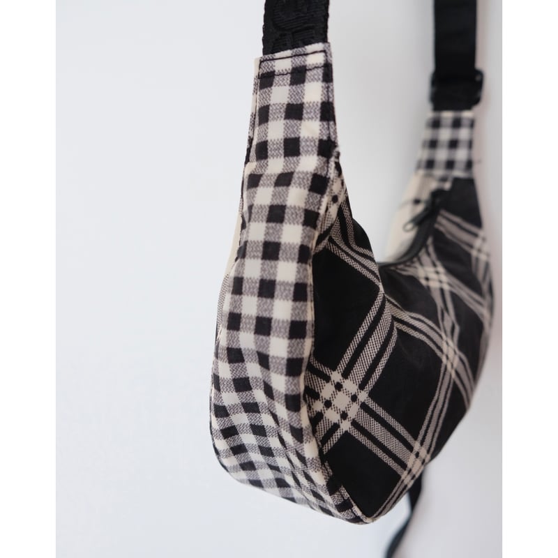 BAGGU Small Nylon Crescent Bag Mixed Plaid | UN
