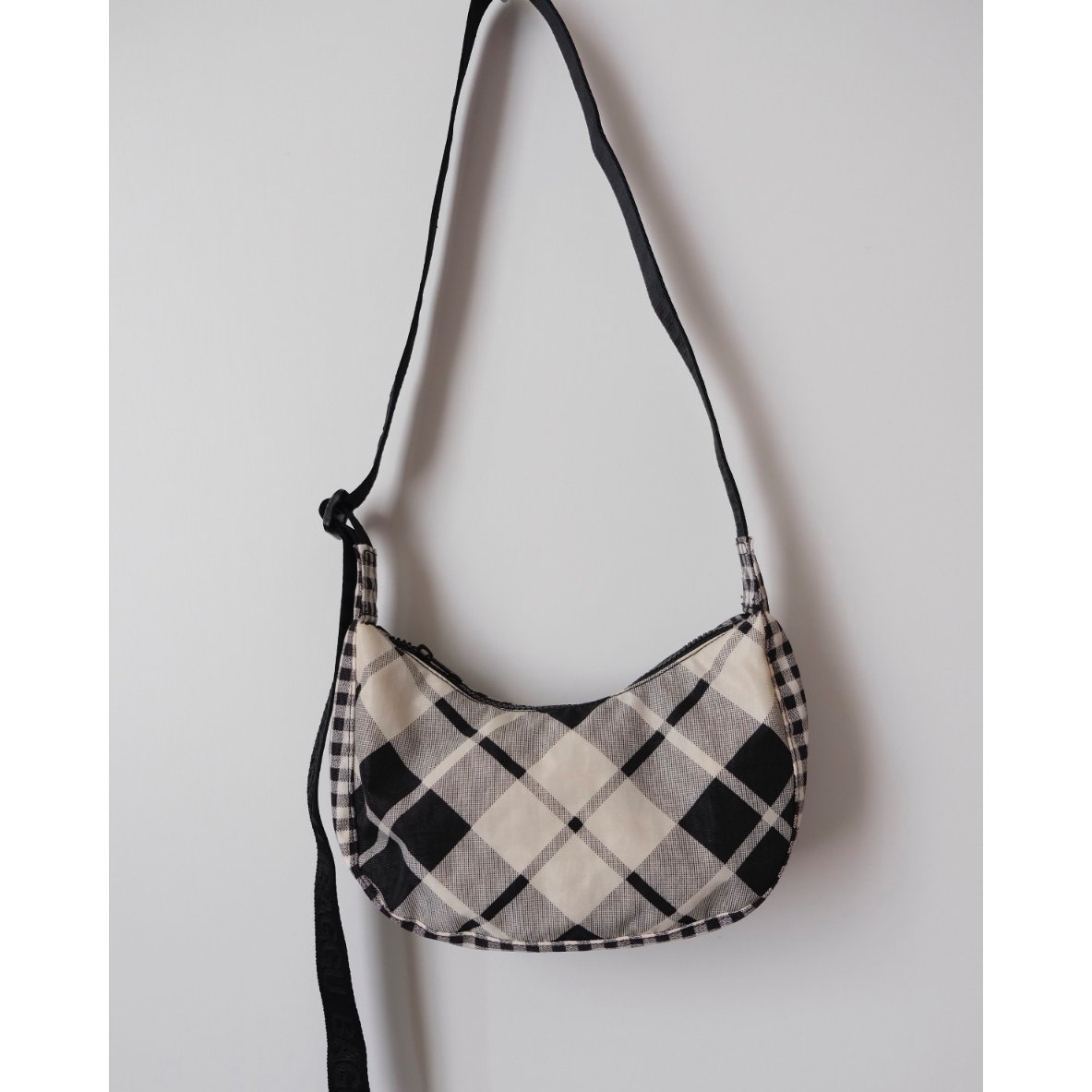 BAGGU Small Nylon Crescent Bag Mixed Plaid | UN