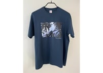 渡辺貞夫撮影「椰子の木漏れ日」Tシャツ〈スレートブルー〉