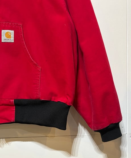 1980s、1990s頃のCarharttアクティブジャケット！珍しいカラーのRED‼︎無地が人気ですが、こちらの刺繍は別格にカッコいいと思います！