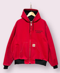 1980s、1990s頃のCarharttアクティブジャケット！珍しいカラーのRED‼︎無地が人気ですが、こちらの刺繍は別格にカッコいいと思います！