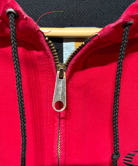 1980s、1990s頃のCarharttアクティブジャケット！珍しいカラーのRED‼︎無地が人気ですが、こちらの刺繍は別格にカッコいいと思います！