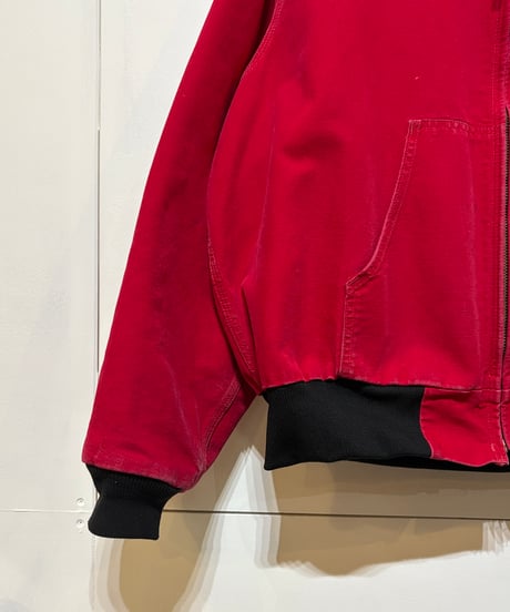 1980s、1990s頃のCarharttアクティブジャケット！珍しいカラーのRED‼︎無地が人気ですが、こちらの刺繍は別格にカッコいいと思います！