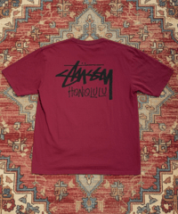 【NEW ITEM】 STUSSY  HONOLULU ホノルル限定  SS T-SHIRT マルーン XLサイズ