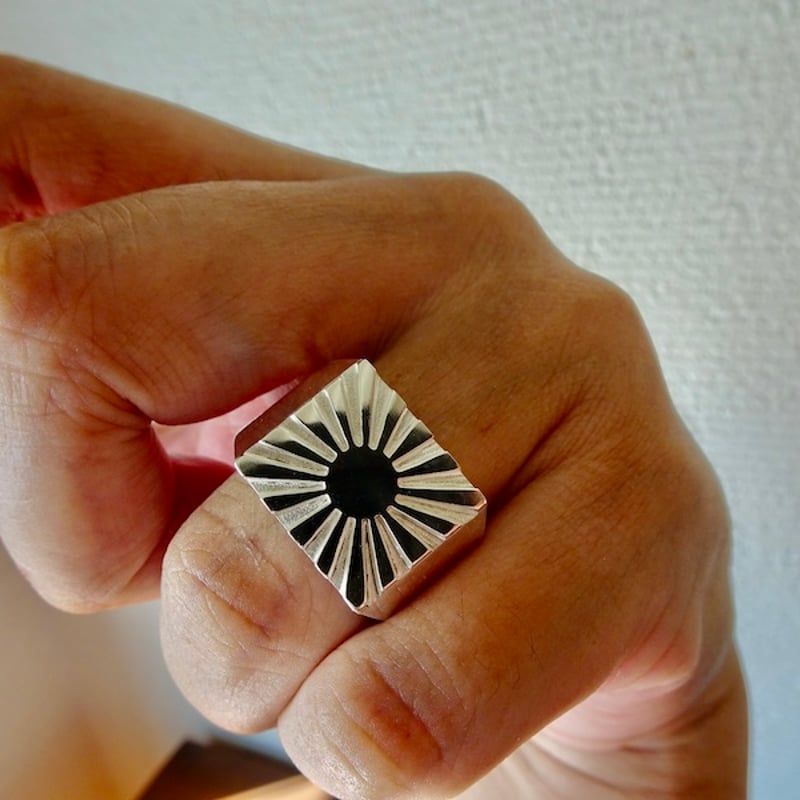 仁尾彫金『太陽の印台リング2、磨き』ハンドメイド325 | 仁尾彫金 STORE 