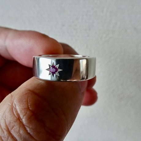 仁尾彫金『一つ星２.５mmルビー、幅７mm、平打リング』ハンドメイド272
