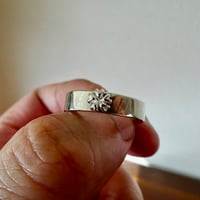 仁尾彫金『一つ桜、平打リング、幅５mm』ハンドメイド545