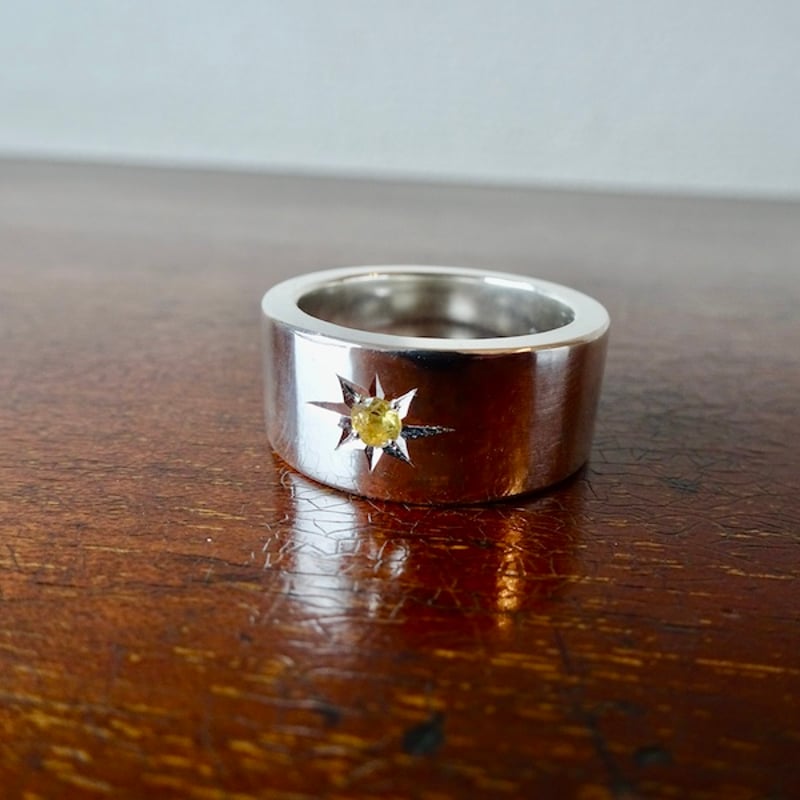 仁尾彫金『一つ星3mmイエローサファイヤ、幅1cm、プラチナ平打リング 