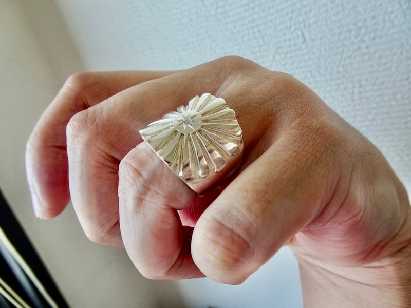 仁尾彫金『一つ星ダイヤ、最大幅２.１cm、プラチナ太陽の平打ちリング』327 仁尾彫金『一つ星ダイヤ、最大幅2.1cm太陽の平打ちリング