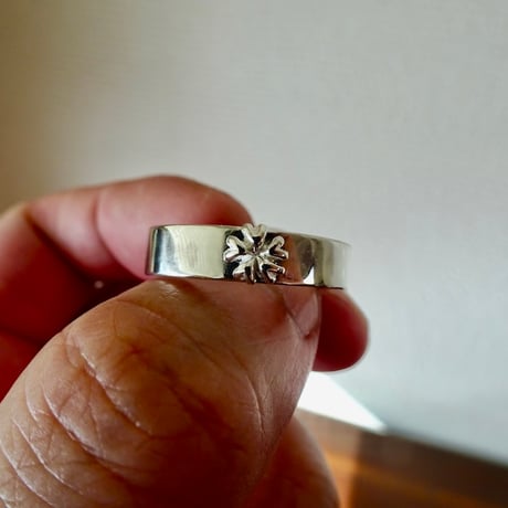 仁尾彫金『一つ桜、平打リング、幅５mm』ハンドメイド545