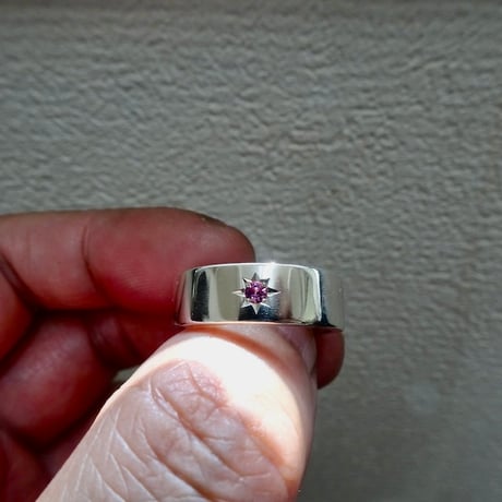 仁尾彫金『一つ星２.５mmピンクスピネル、幅７mm、平打リング』ハンドメイド268