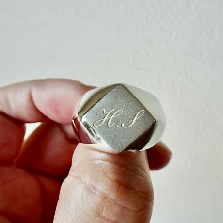 仁尾彫金『文字彫り、菱形印台リング』ハンドメイド377