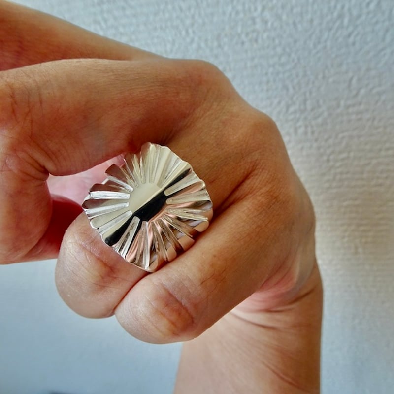 仁尾彫金『最大幅2.1cm、プラチナ、太陽の平打ちリング 