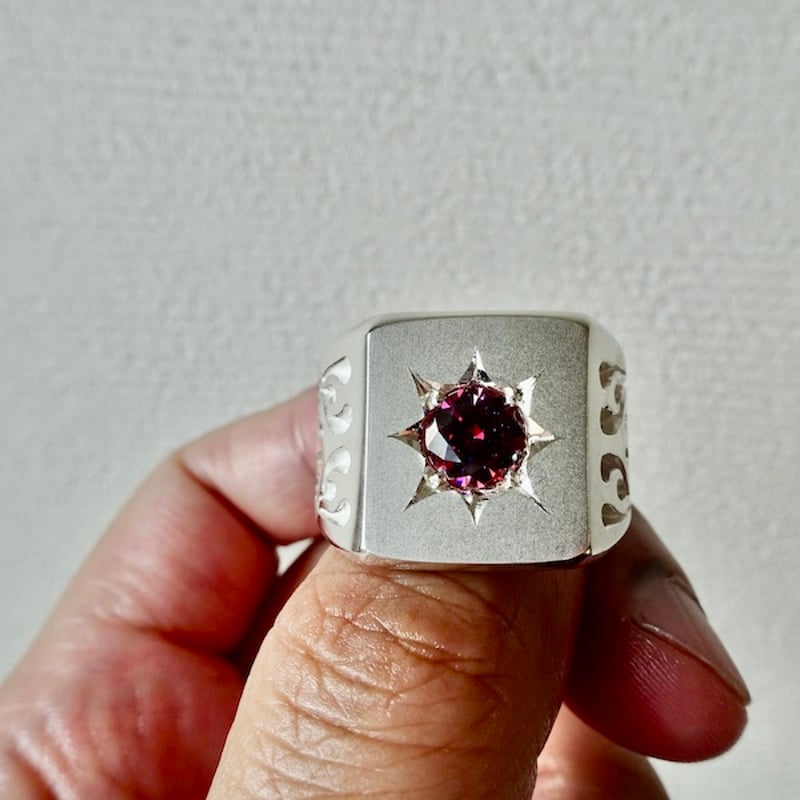 仁尾彫金『一つ星レッドジルコニア、ファイヤーパターン印台リング 