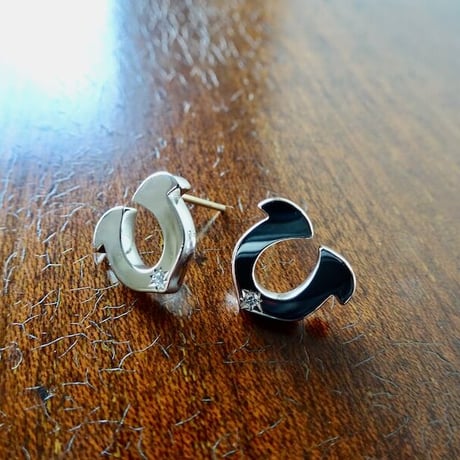 仁尾彫金『一つ星ダイヤ、プラチナ馬蹄ピアス』ハンドメイド245