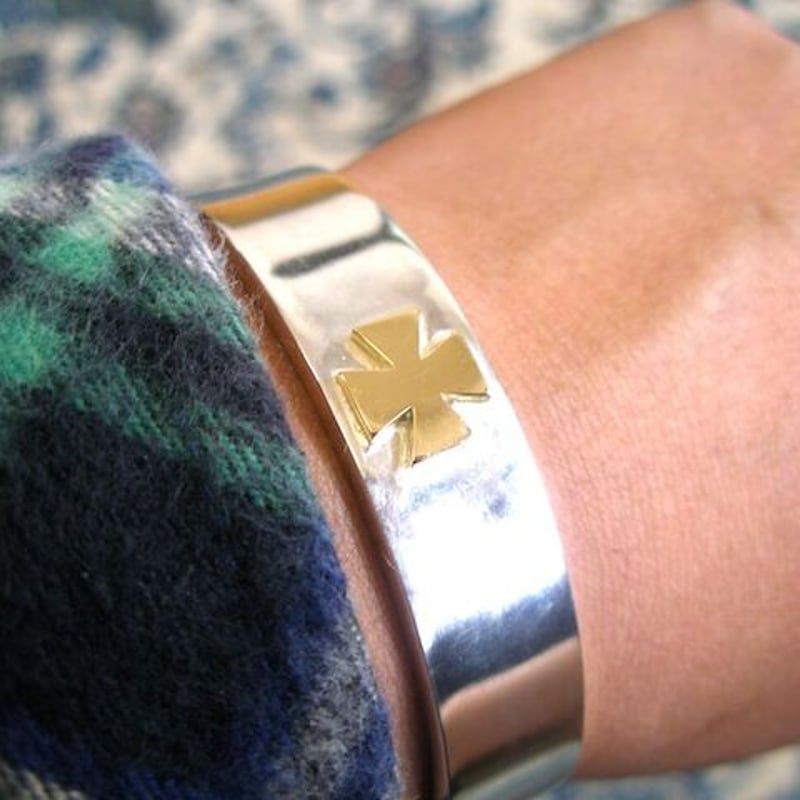 仁尾彫金『ゴールドアイアンクロス平打バングル』ハンドメイド113b  