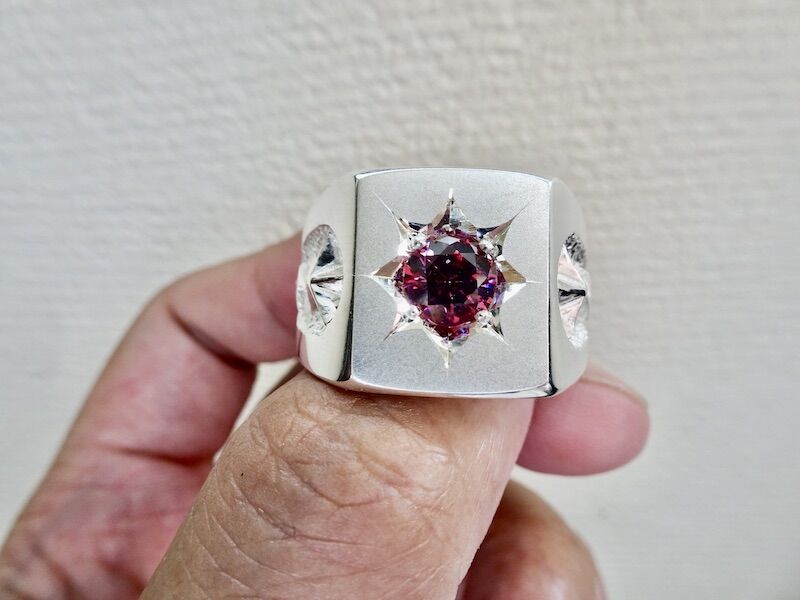 仁尾彫金『一つ星レッドジルコニア、星とサンダーの印台リング