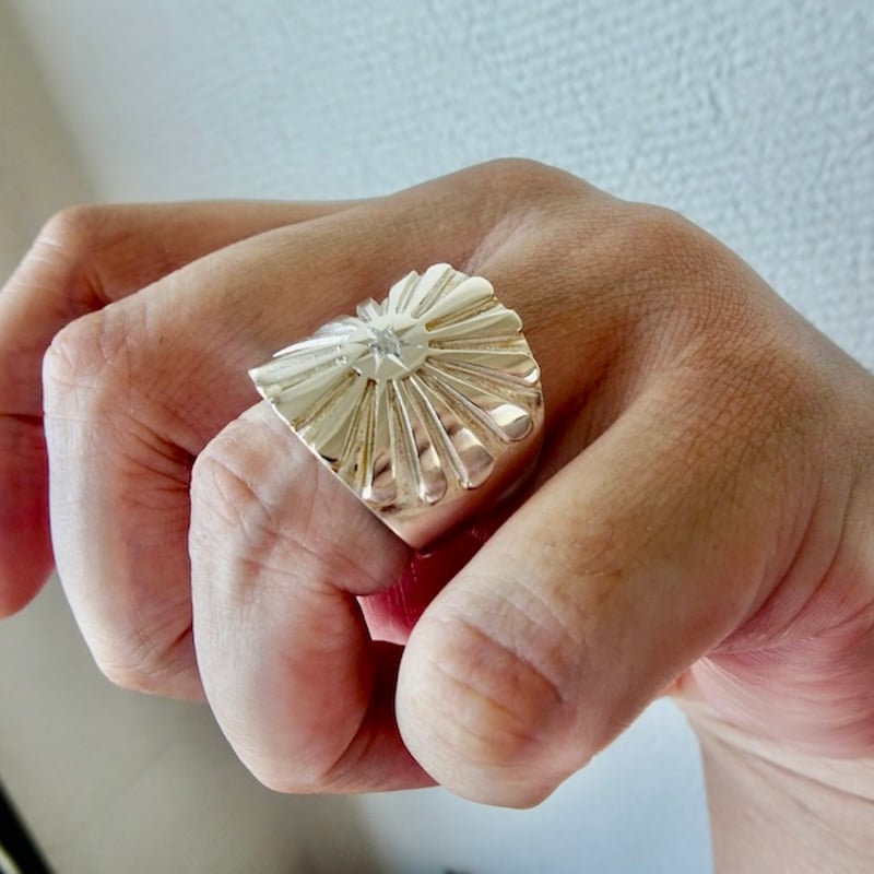 仁尾彫金『一つ星ダイヤ、最大幅2.1cm、プラチナ太陽の平打ちリング  