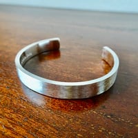 仁尾彫金『幅７mm平打ちバングル、ヘアライン』ハンドメイド597