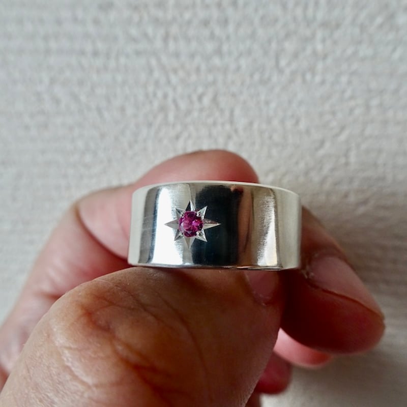 仁尾彫金『一つ星2.7mmピンクスピネル、幅1cm、平打リング 