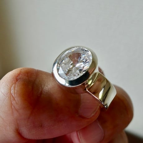 仁尾彫金『オーバルカットジルコニア平打リング、幅７mm』ハンドメイド579