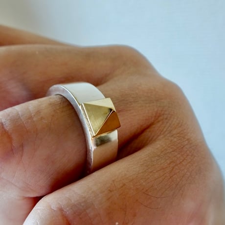 仁尾彫金『k18一つのスタッズ平打リング、幅７mm』ハンドメイド582