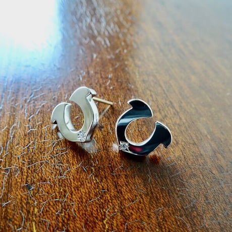 仁尾彫金『一つ星ダイヤ、プラチナ馬蹄ピアス』ハンドメイド245