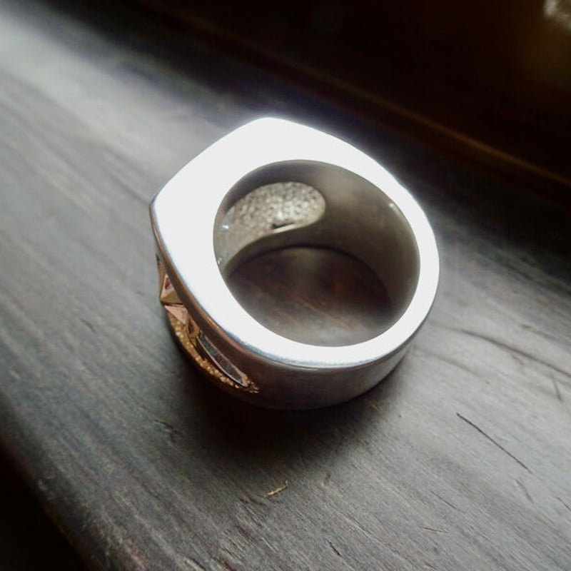 仁尾彫金『一つ星レッドジルコニア、星とサンダーの印台リング 