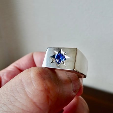 仁尾彫金『一つ星５mm合成サファイア印台リング、磨き』ハンドメイド554