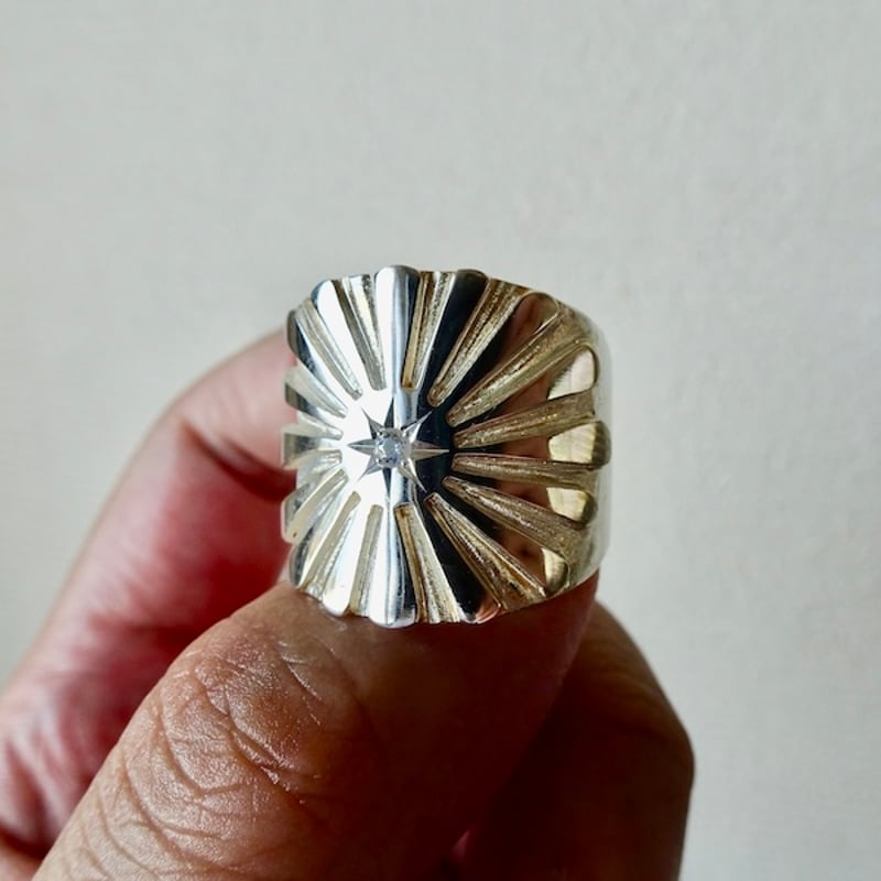 仁尾彫金『一つ星ダイヤ、最大幅2.1cm、プラチナ太陽の平打ちリング  