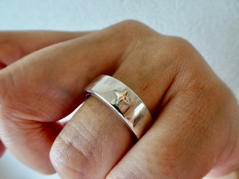 K18幅広め平打ちツル（鶴）彫りゴールドリング　約16号　35H2506 純金 平甲丸リング （幅約5mm） | 高品質 金・プラチナ